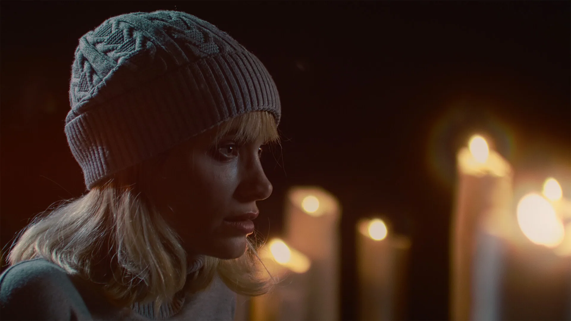 Julia, interpretada por Clara Kovacic, iluminada por velas en una escena filmada